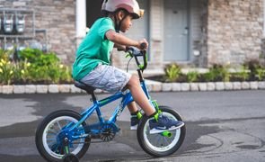 crianca bicicleta