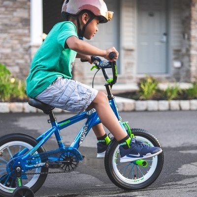 crianca bicicleta