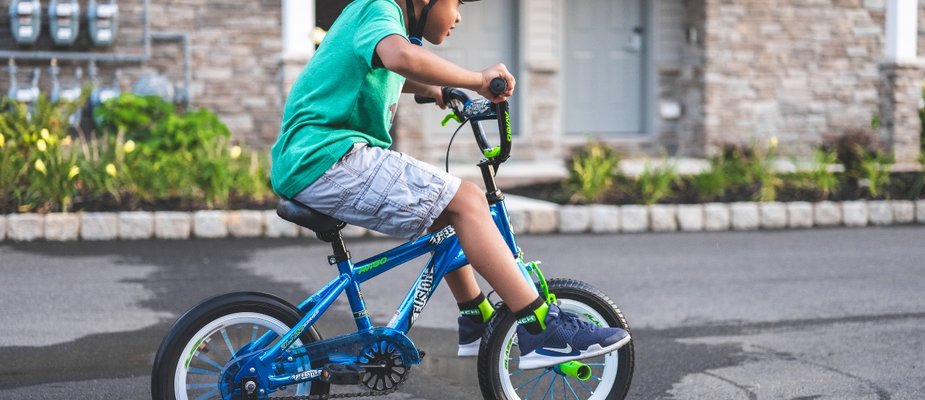Como Ensinar a Criança a Andar de Bicicleta com Segurança: Dicas, Equipamentos e Benefícios