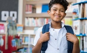 crianca escola mochila livros