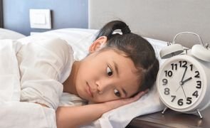 menina crianca cama relogio