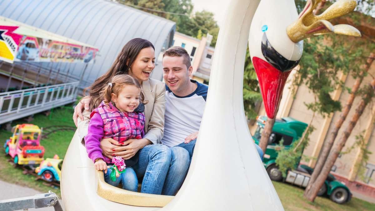 família sorrindo com bebê no colo, simbolizando a escolha de nomes com a letra T