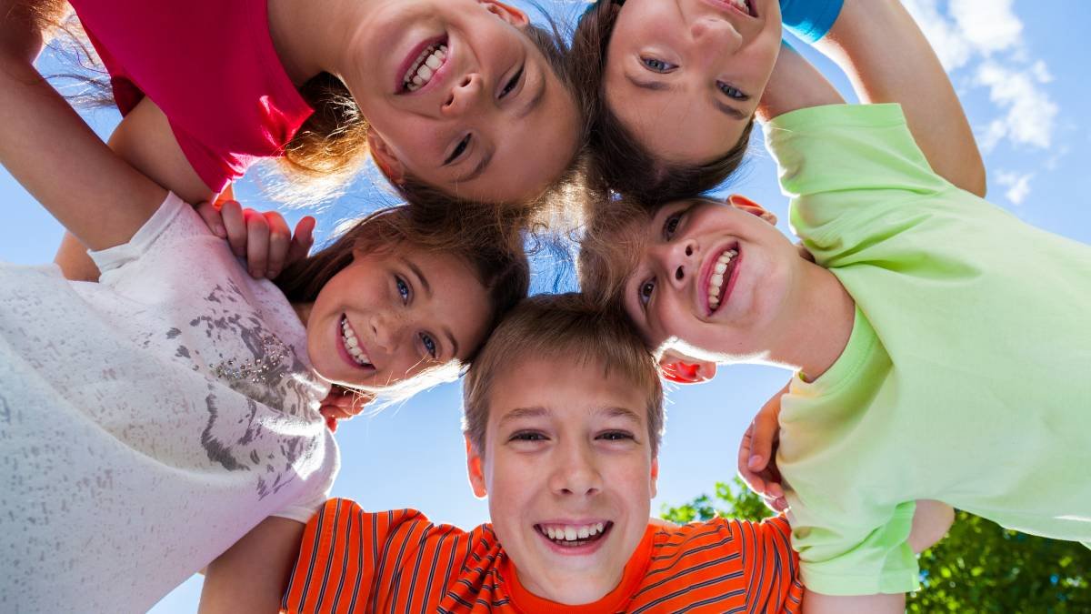 Crianças brincando felizes – nomes com a letra V