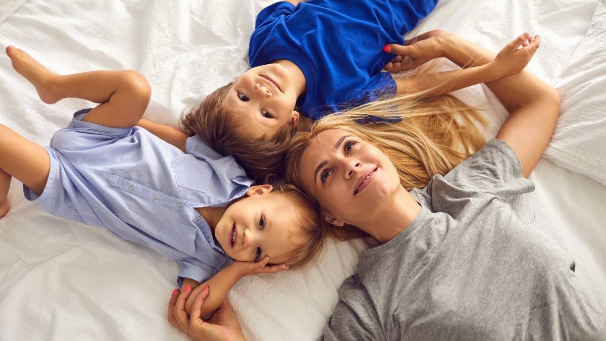 Mãe com filhos na cama – nomes com a letra X