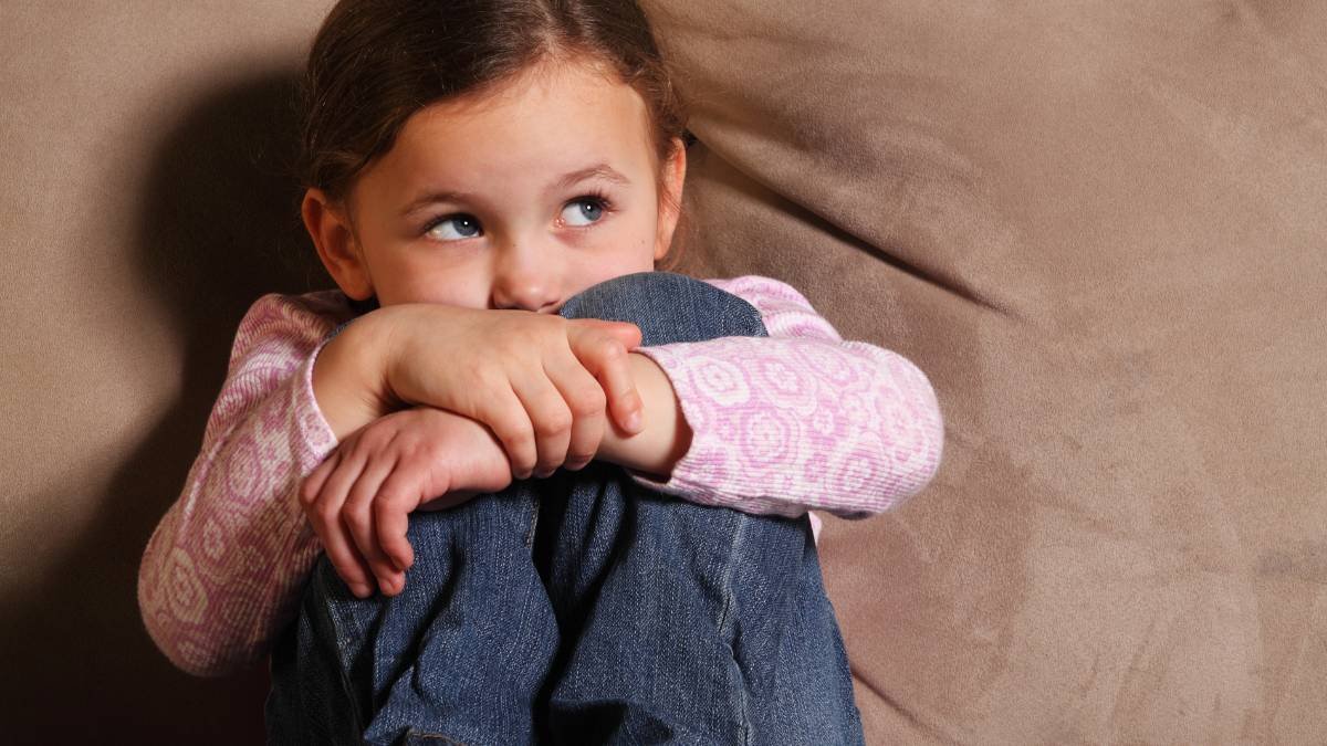 Crian&ccedil;a sentada com express&atilde;o triste &ndash; ansiedade infantil