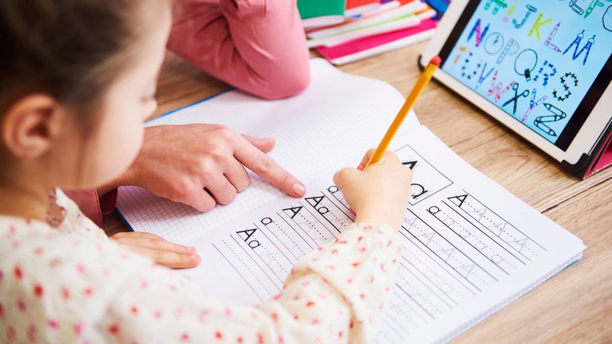 Criança fazendo lição de casa com concentração