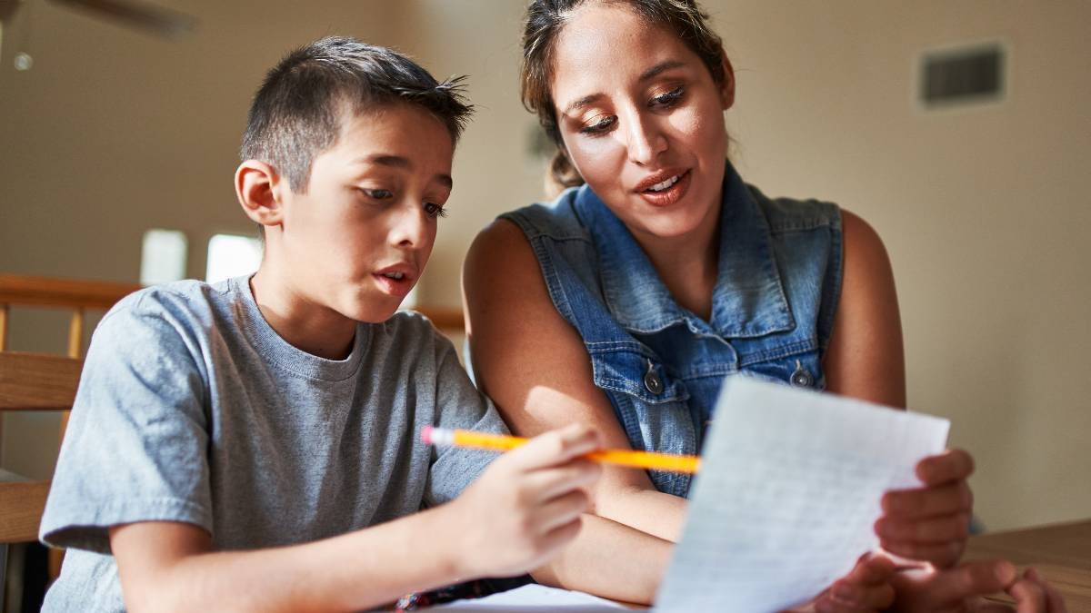 Mãe ajudando o filho com a lição de casa