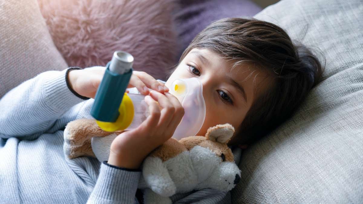 Alergia infantil &ndash; menino com nariz irritado recebendo cuidado dos pais