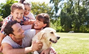 familia com o cachorro