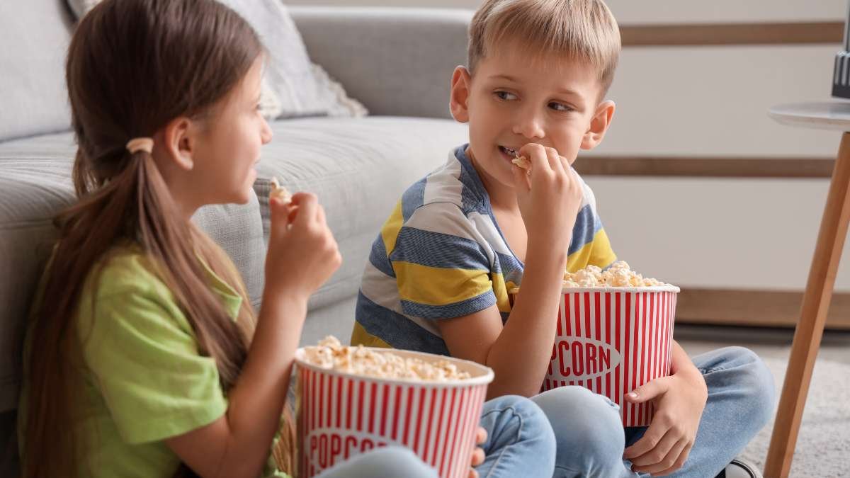 Crian&ccedil;as assistindo a s&eacute;ries educativas em fam&iacute;lia