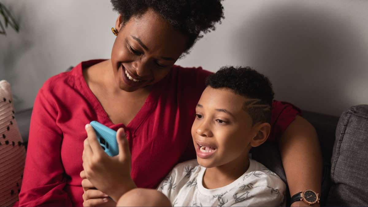 M&atilde;e e filho conversando sobre o primeiro celular