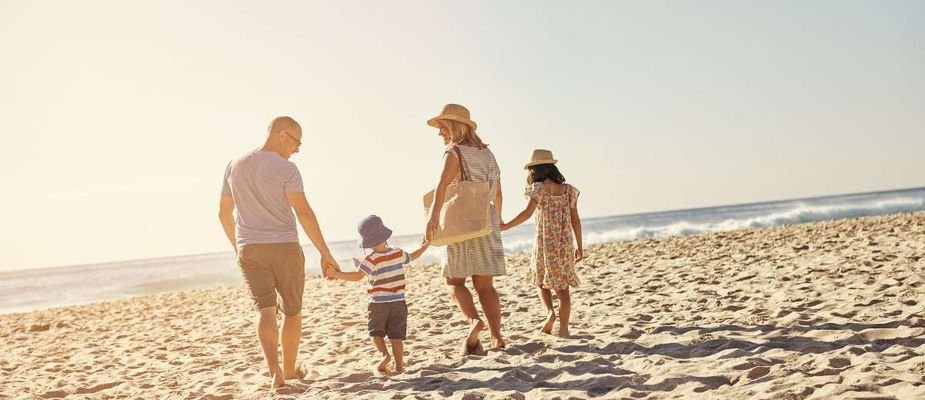 Praias no Brasil para ir com crianças: estrutura, sombra e mar calmo (guia por região)