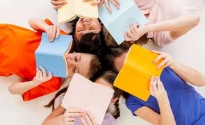 criancas lendo livros