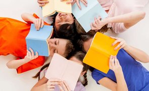 criancas lendo livros