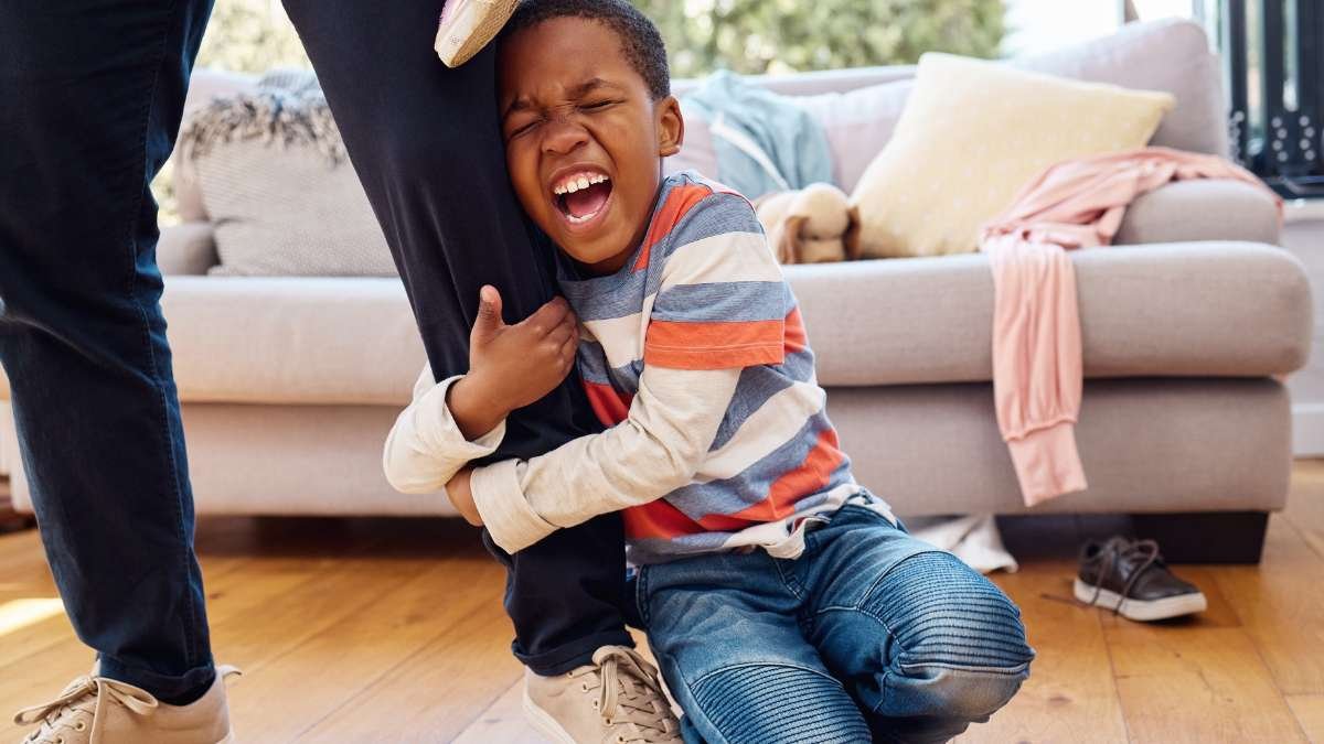 Menino com raiva — birra infantil durante uma crise