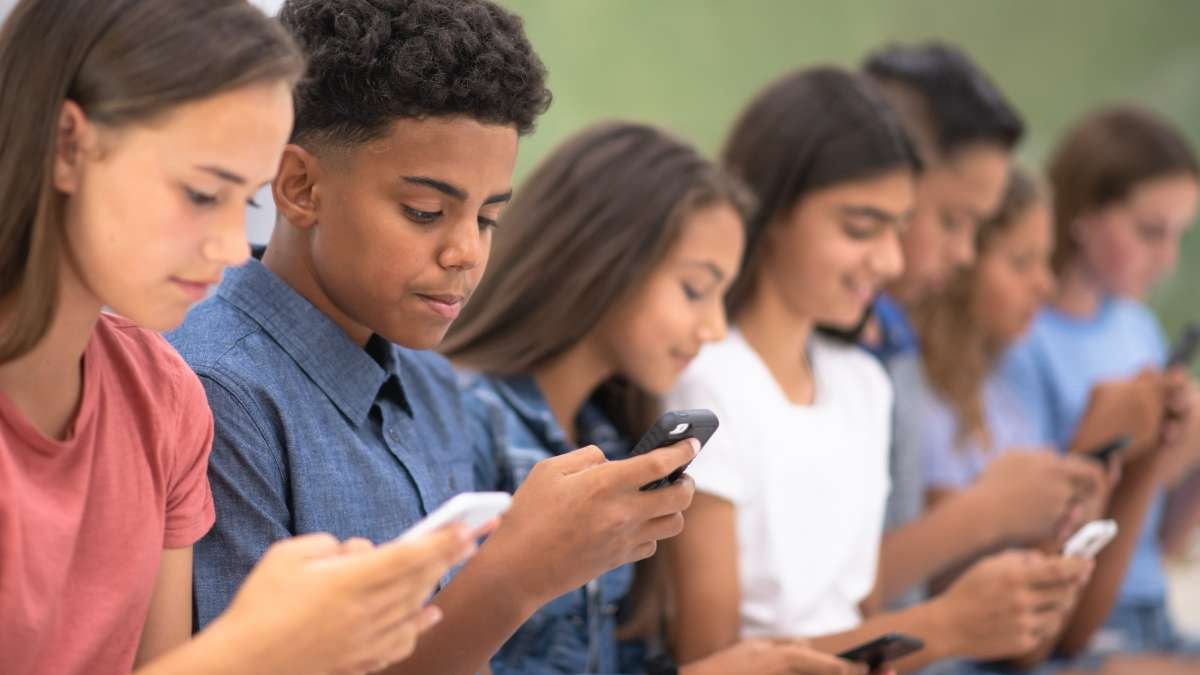 Adolescentes usando celular &ndash; conversa sobre controle parental