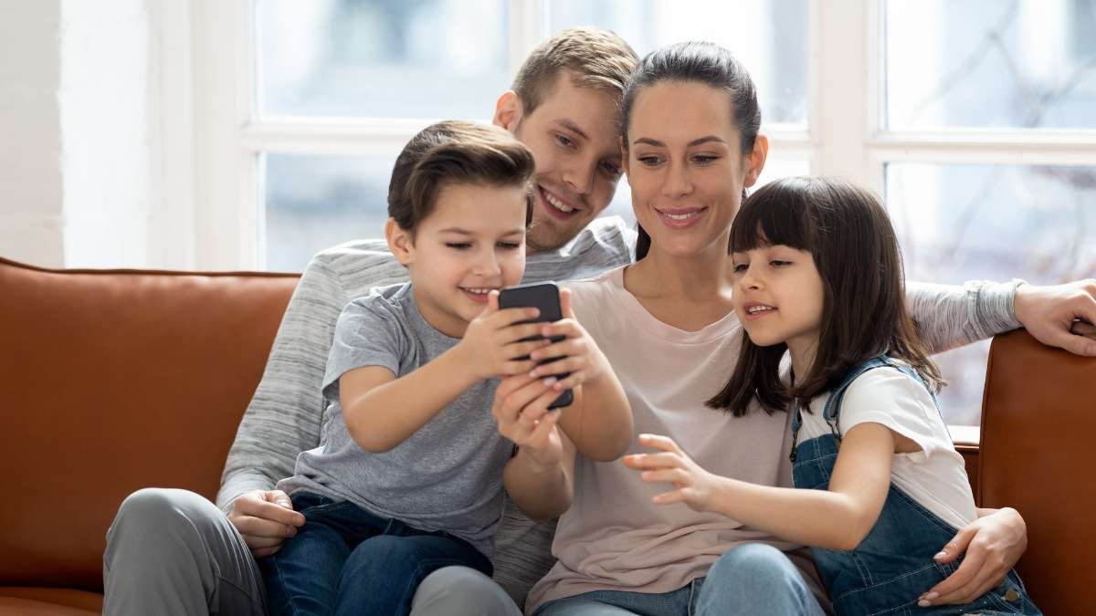 Fam&iacute;lia com celular &ndash; combinados de uso e controle parental