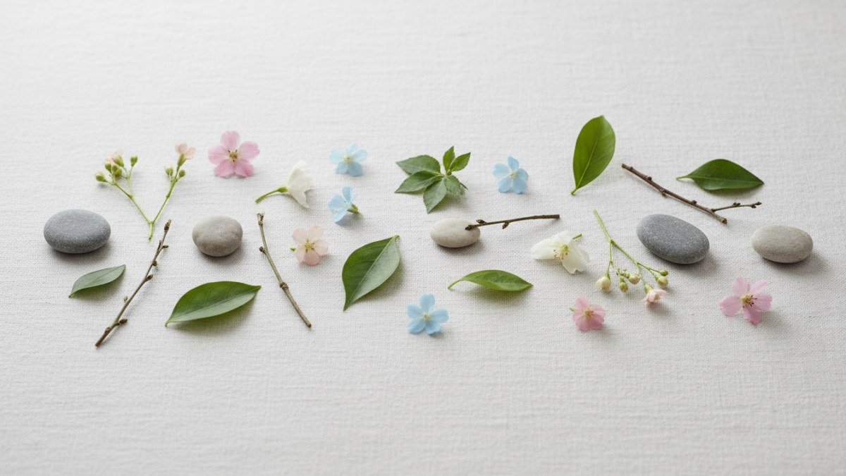 Elementos da natureza como folhas e flores delicadas em tons pastel, arranjados sobre uma superf&iacute;cie clara, simbolizando a beleza e o significado dos nomes naturais para crian&ccedil;as.